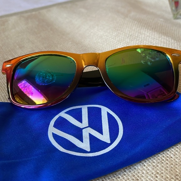 VW Volkswagen Atlas Cross Sport Mirrored Sunglasses with storage pouch new - Picture 1 of 8